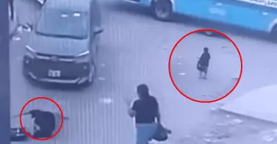 Conductor atropella a adulta mayor y la abandona