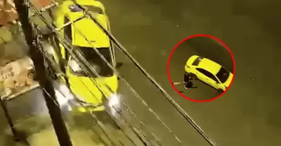 Taxista arrolla a hombre que esperaba bus en paradero y se da a la fuga
