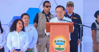 Jos� Mar�a Balc�zar entrega obra en Olmos.