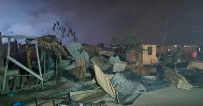 Incendio en Carabayllo dej� en el abandono a decenas de familias.