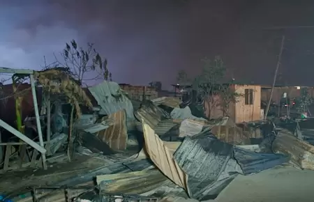 Incendio en Carabayllo dej� en el abandono a decenas de familias.