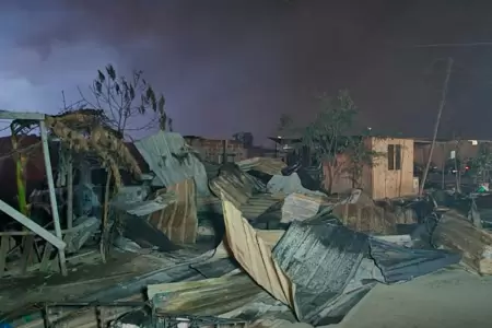 Incendio en Carabayllo dej� en el abandono a decenas de familias.