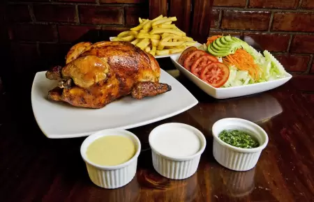 Pollo a la brasa es considerado dentro de los 50 mejores platos con pollo