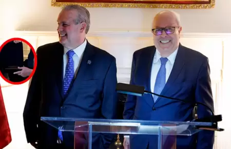 El economista fue condecorado por los 20 a�os frente al BCR.