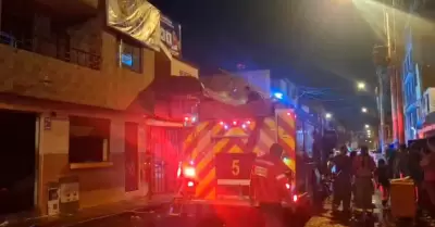 Incendio en vivienda multifamiliar consume cuarto de adulto mayor