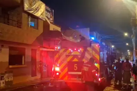 Incendio en vivienda multifamiliar consume cuarto de adulto mayor