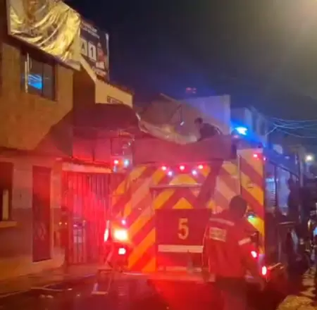 Incendio en vivienda multifamiliar consume cuarto de adulto mayor