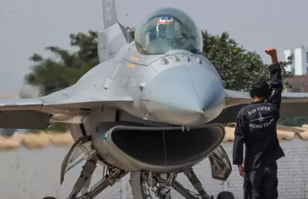 As� fue el espectacular vuelo de los F-16 en en la Base A�rea Las Palmas