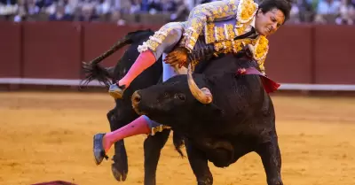 Torero Andr�s Roca Rey resulta herido tras ser impactado por un toro en la Maest