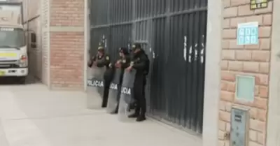 PNP y Fiscal�a allana local de la empresa Galaga en Lur�n.