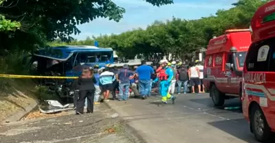 Choque de bus y cami�n dej� tres fallecidos y varios heridos.