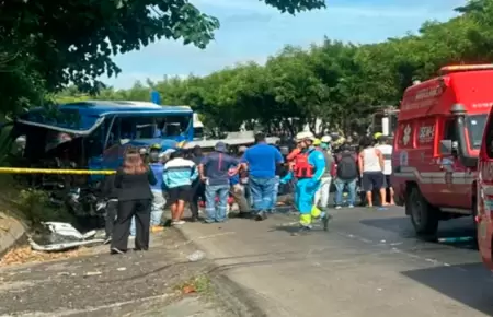 Choque de bus y cami�n dej� tres fallecidos y varios heridos.