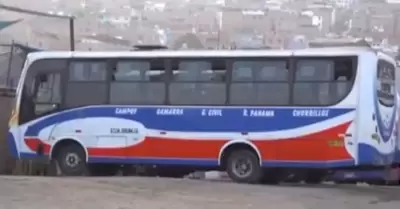 Chofer salva de morir luego que presuntos sicarios baleen su bus en Chorrillos.