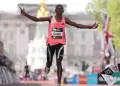 �Hist�rico! Atleta de Kenia rompe r�cord mundial en marat�n al completar carrera en menos de 2 horas