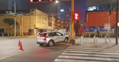 Camioneta derriba caseta policial en la avenida Javier Prado