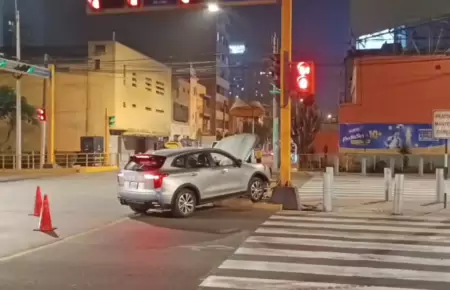 Camioneta derriba caseta policial en la avenida Javier Prado