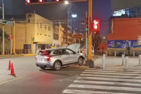 Camioneta derriba caseta policial en la avenida Javier Prado