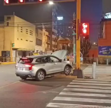 Camioneta derriba caseta policial en la avenida Javier Prado