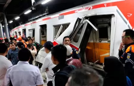 Choque de trenes dej� varias v�ctimas en Indonesia.