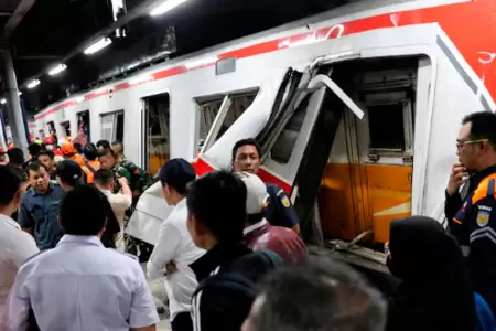 Choque de trenes dej� varias v�ctimas en Indonesia.