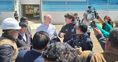 Jean Ferrari y Mano Menezes supervisaron estadio en Puno.