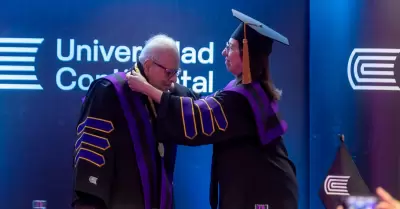 Velarde recibi� distinci�n Doctor Honoris Causa.