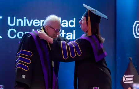 Velarde recibi� distinci�n Doctor Honoris Causa.