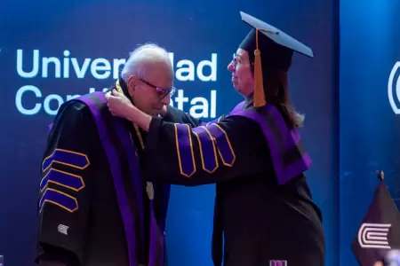 Velarde recibi� distinci�n Doctor Honoris Causa.