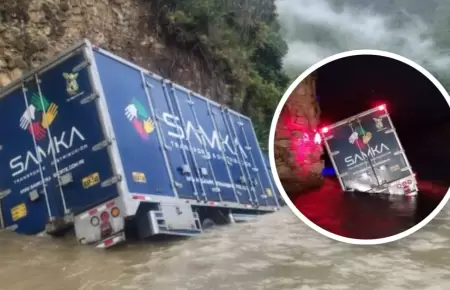 Amazonas: Chofer se salva de morir tras despistar su cami�n y caer en el caudal