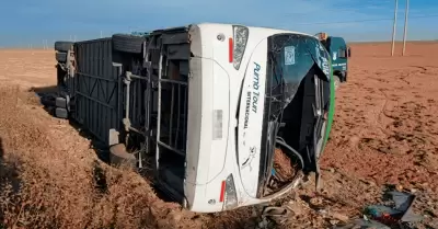 Tragedia en Bolivia tras volcadura de autob�s.