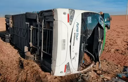 Tragedia en Bolivia tras volcadura de autob�s.