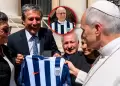 Papa Le�n XIV recibe camiseta de Alianza Lima de la mano de C�sar Cueto durante visita al Vaticano