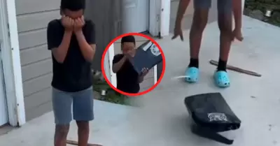 Madre castiga a su hijo rompiendo su play.