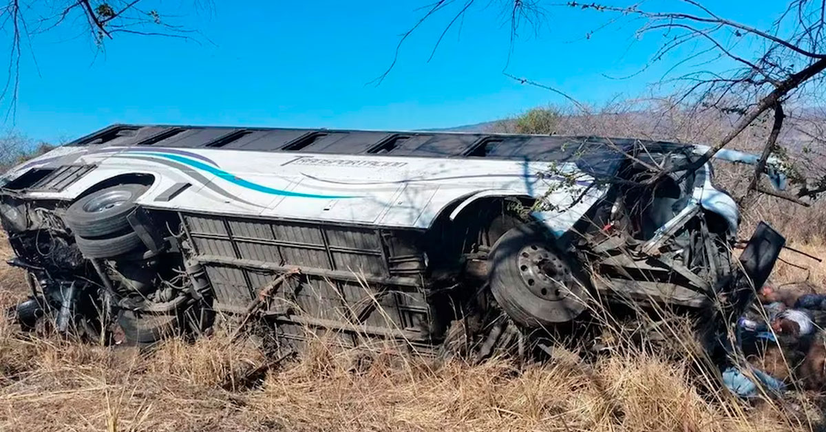 Tragedia tras volcadura de autobús turístico: Reportan al menos 11 muertos y más de 30 heridos