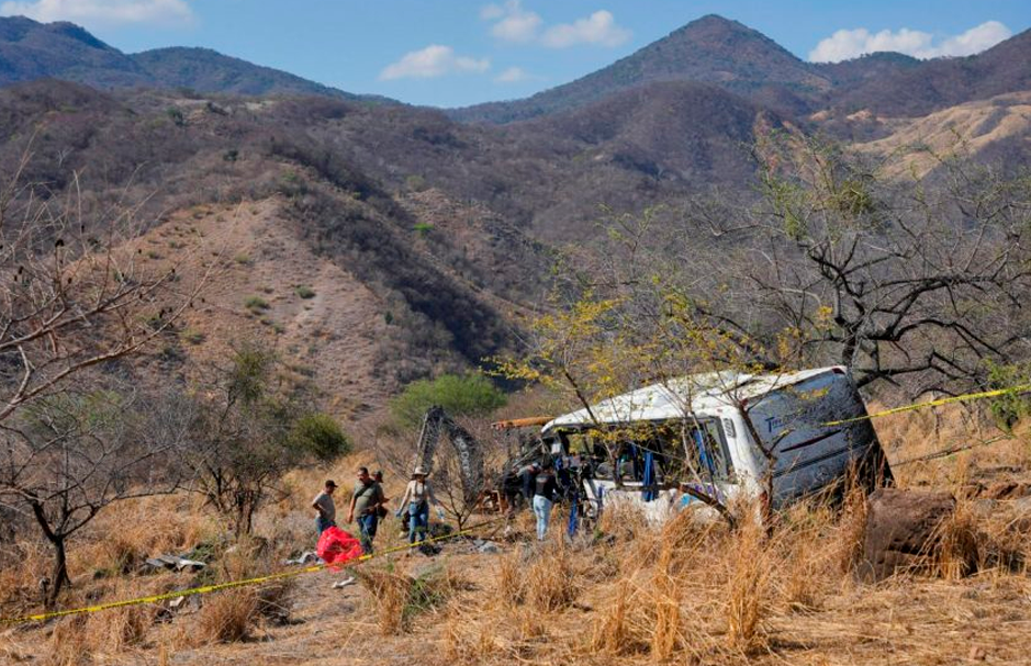Autob�s tur�stico rumbo a un balneario en Nayarit se accident�.