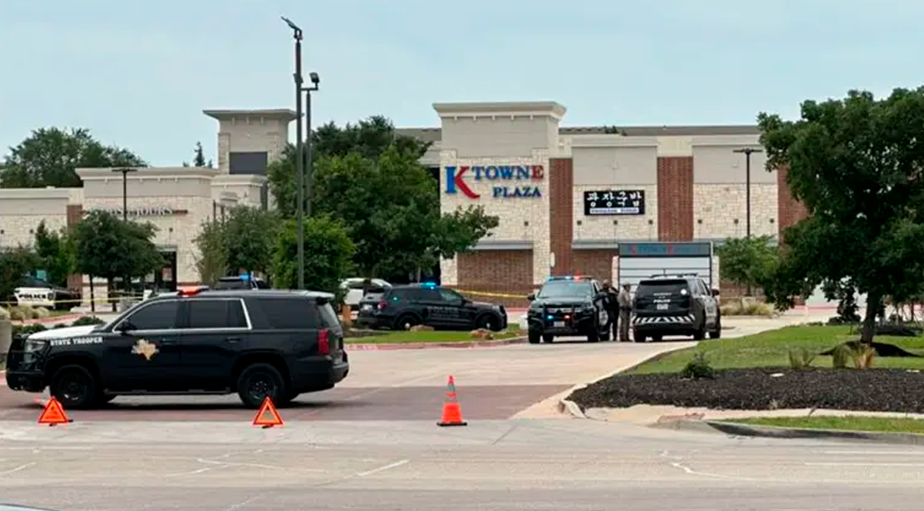 Investigan tiroteo en centro comercial K-Town Plaza.