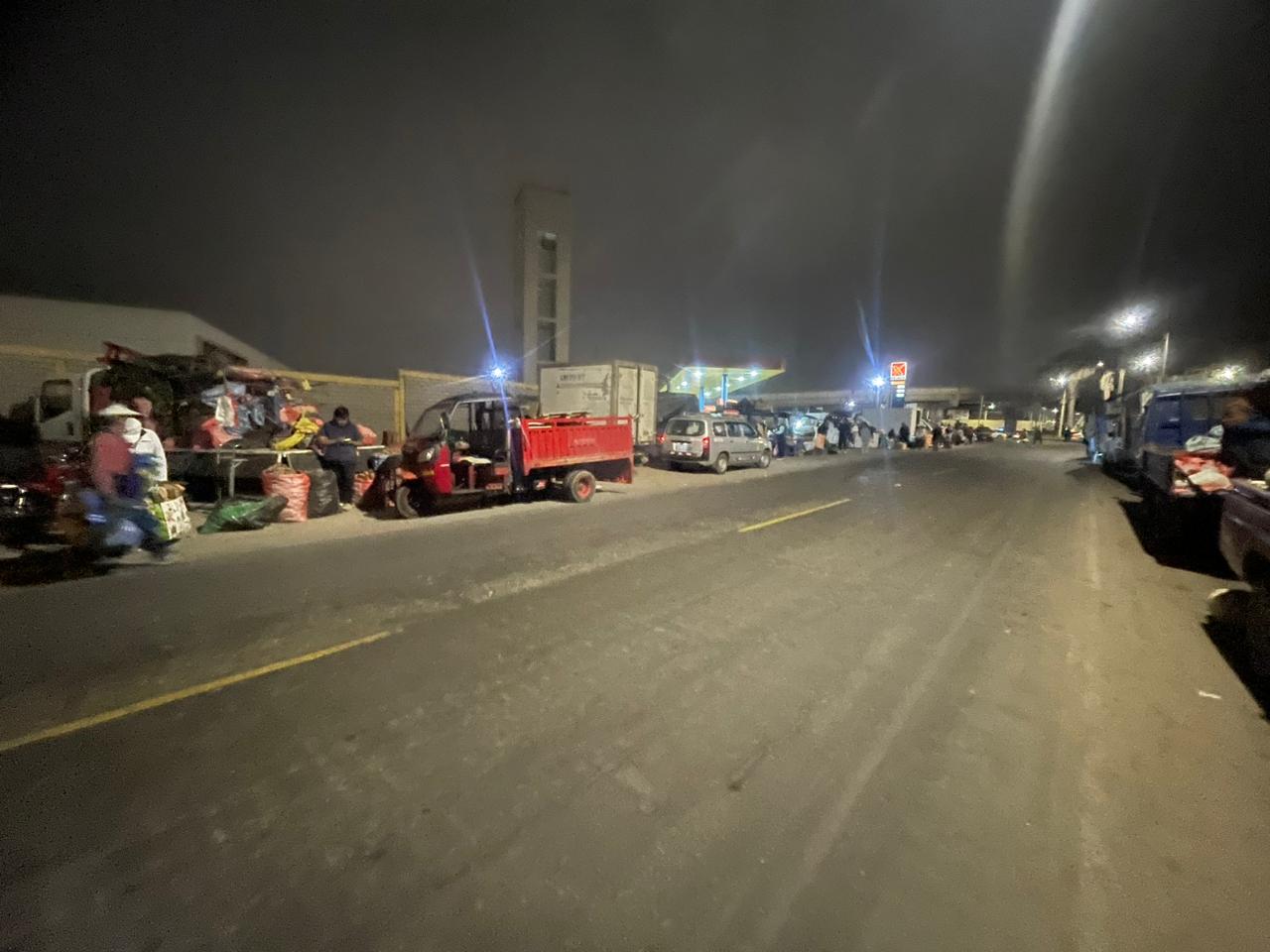 Agricultores divididos venden en la calle tras desalojo y conflictos internos en La Agronómica