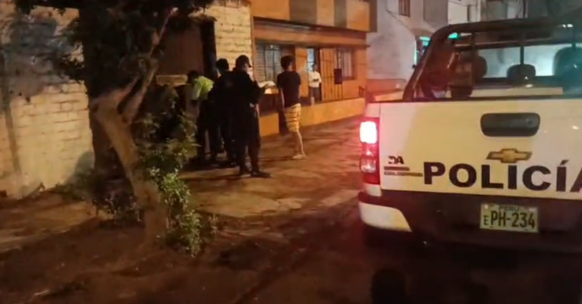 Callao: Incendio destruye dos minivans en cochera del Callao y policía sospecha posible extorsión