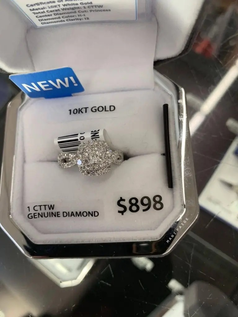 Mujer rechaza propuesta de matrimonio por anillo de Walmart