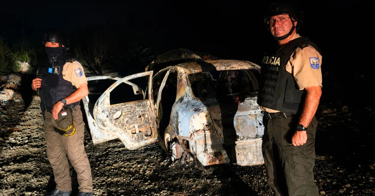 Polic�a ecuatoriana hall� dos autos quemados cerca del lugar del ataque.
