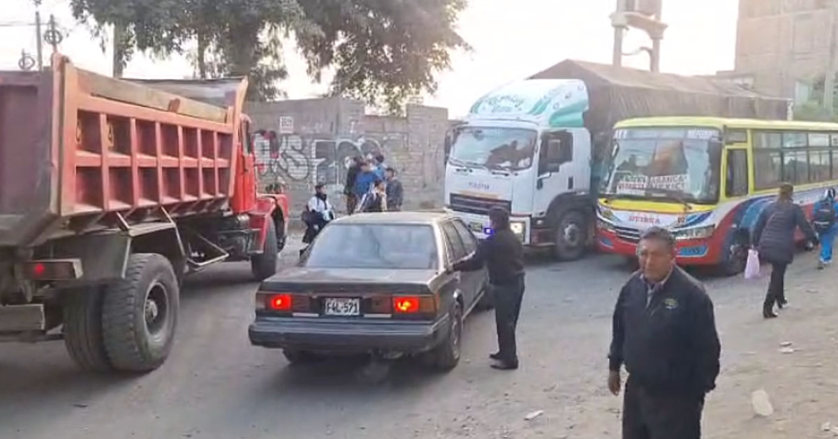Ate: ¡Atención, conductor! Caos y congestión vehicular en la av. Nicolás Ayllón debido a cierre parcial por obras