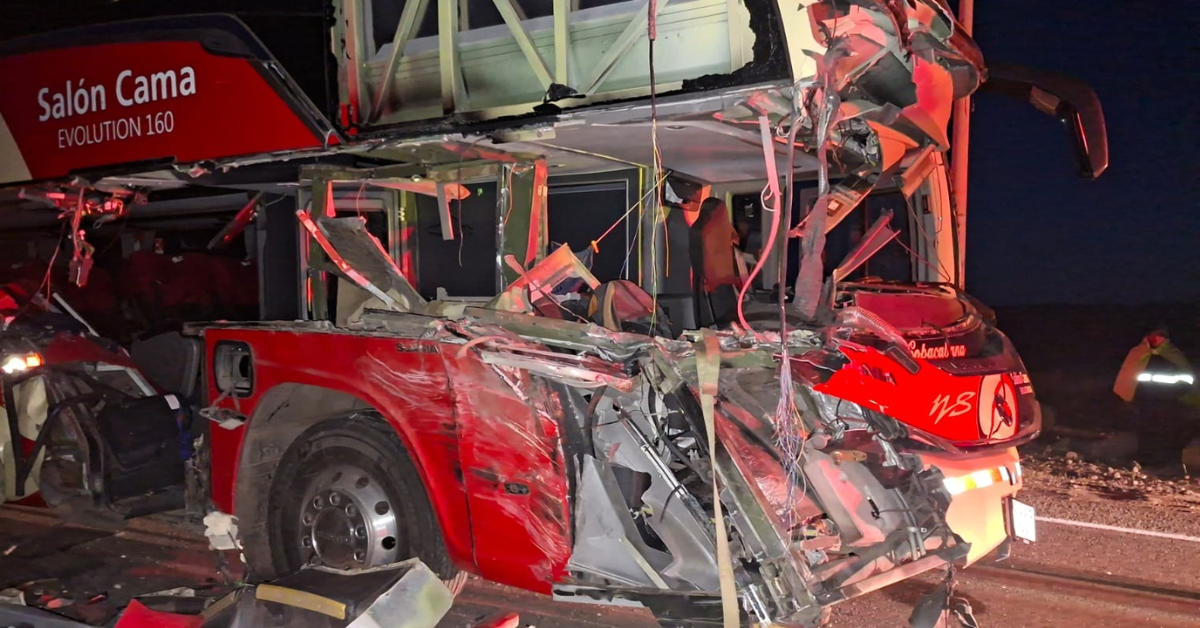 Choque de bus y tráiler deja dos fallecidas y más de 40 pasajeros afectados en la carretera Binacional