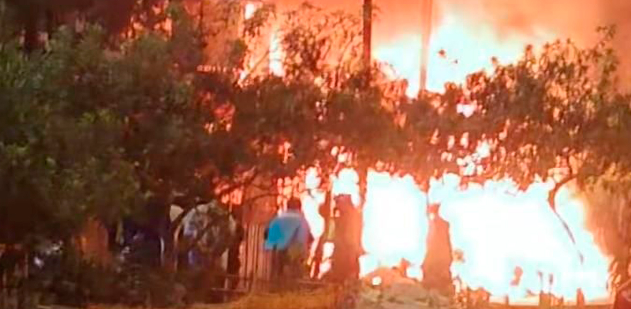 Villa El Salvador: Incendio de fuertes proporciones destruye una vivienda al sur de Lima