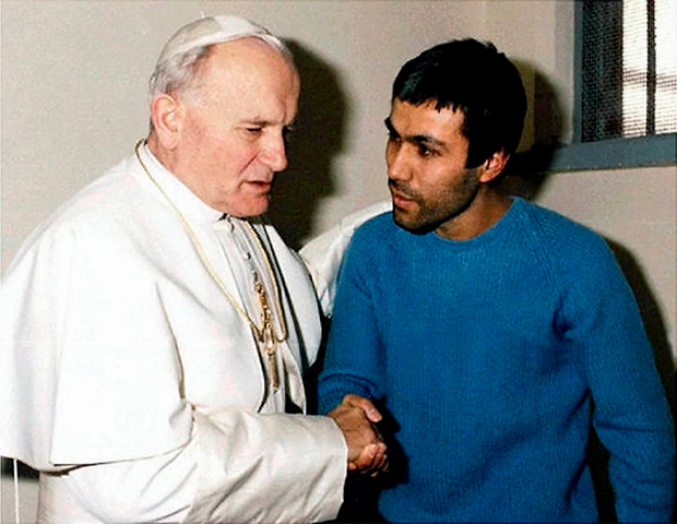 Dos a�os despu�s, Juan Pablo II le otorg� el perd�n a su atacante, quien sali� en libertad en el 2010.