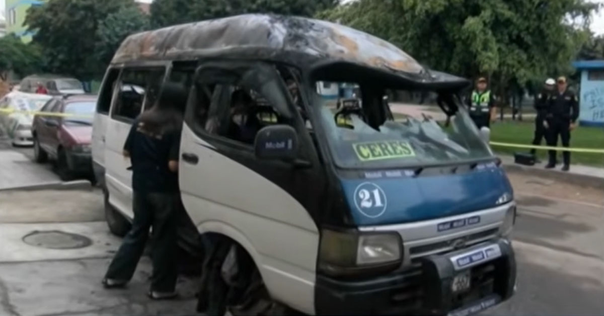 Terror en Santa Anita: Extorsionadores prenden fuego a combi con el conductor al interior de la unidad