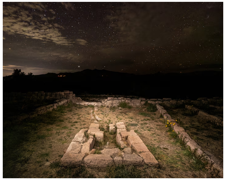La fuente ceremonial en el centro de la plataforma habr�a sido construida por los Wari. Foto: National Geographic