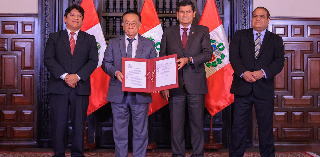 Presidente José Balcázar firma autógrafa de ley que prioriza uso de sedes educativas para elecciones