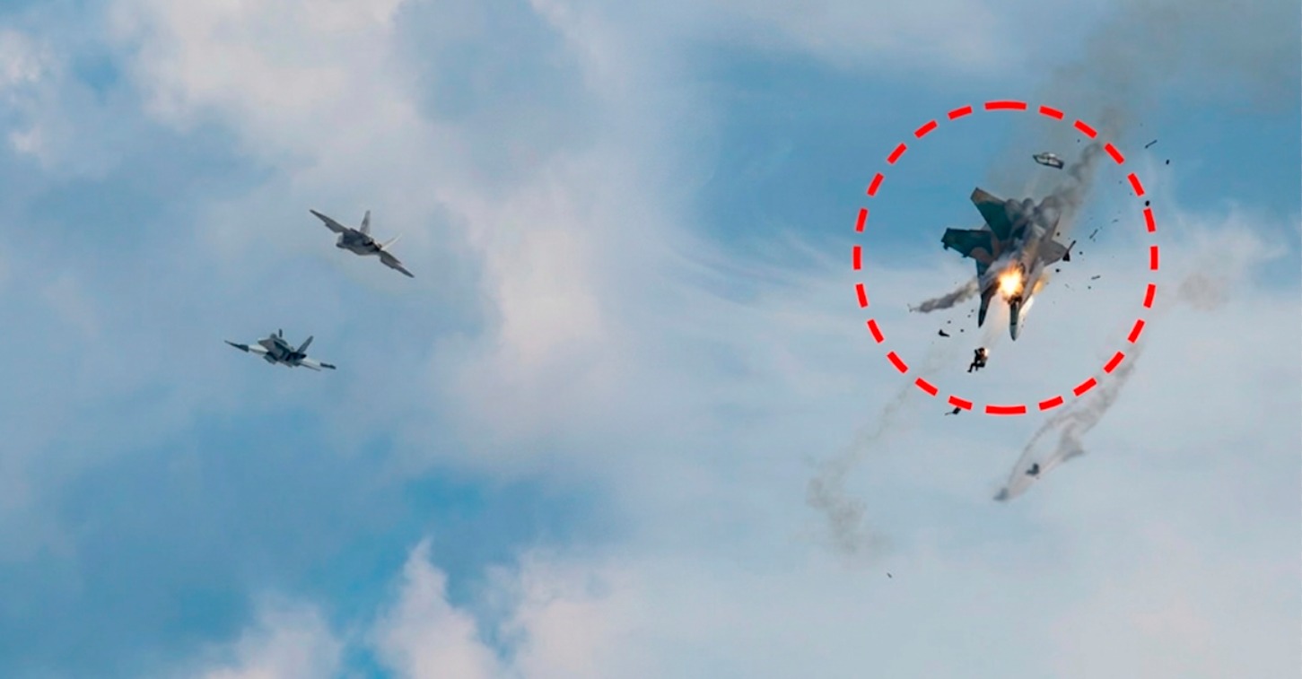 Dos aeronaves militares chocan durante una exhibición aérea: Cuatro pilotos lograron salvarse
