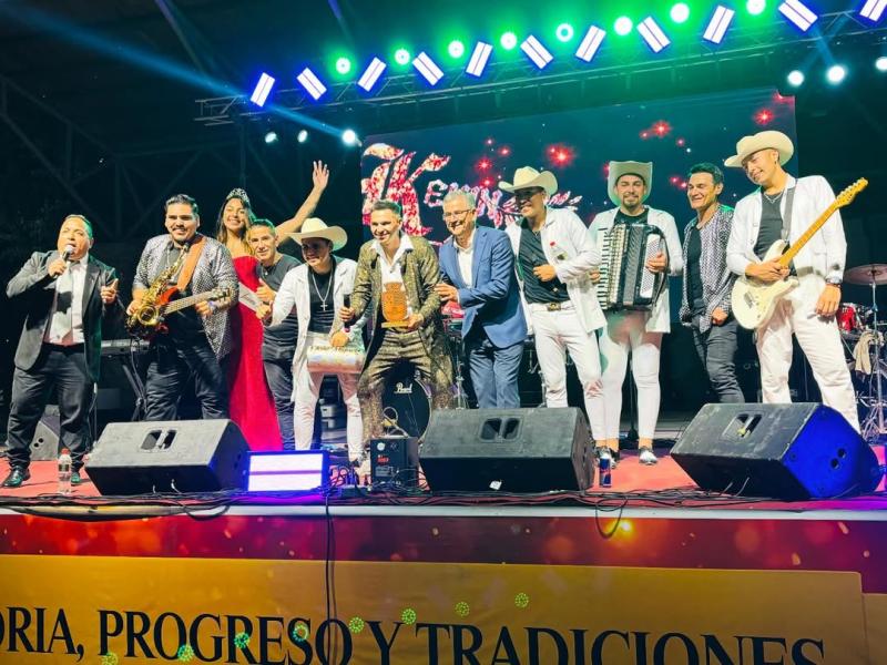 Kevin y sus Lumaquinos en el escenario tras una presentación