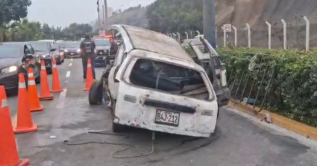 Costa Verde: Vehículo estrella violentamente contra un poste generando intenso tráfico con sentido a Chorrillos